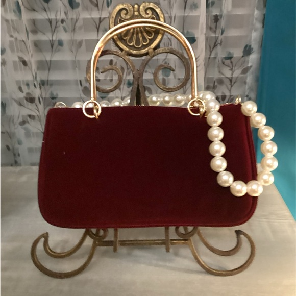 Gucci Red Mini Velvet Bag with Gold Clasp - Picture 3 of 15